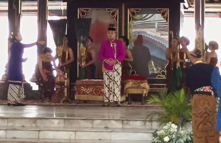 Pakubuwono XIV resmi naik takhta dalam prosesi jumenengan yang digelar Sabtu (15/11) pagi/ Foto: Radar Solo