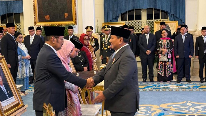 Keluarga Soeharto saat menerima penganugerahan pahlawan nasional/Foto: youtube