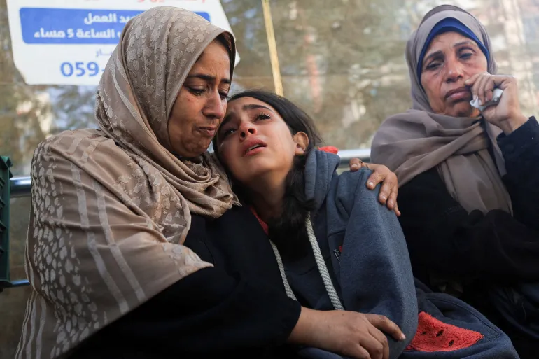 Para pelayat bereaksi di pemakaman warga Palestina yang tewas dalam serangan Israel semalam di Gaza, di Rumah Sakit al-Shifa di Kota Gaza / Foto: Capture Al Jazeera