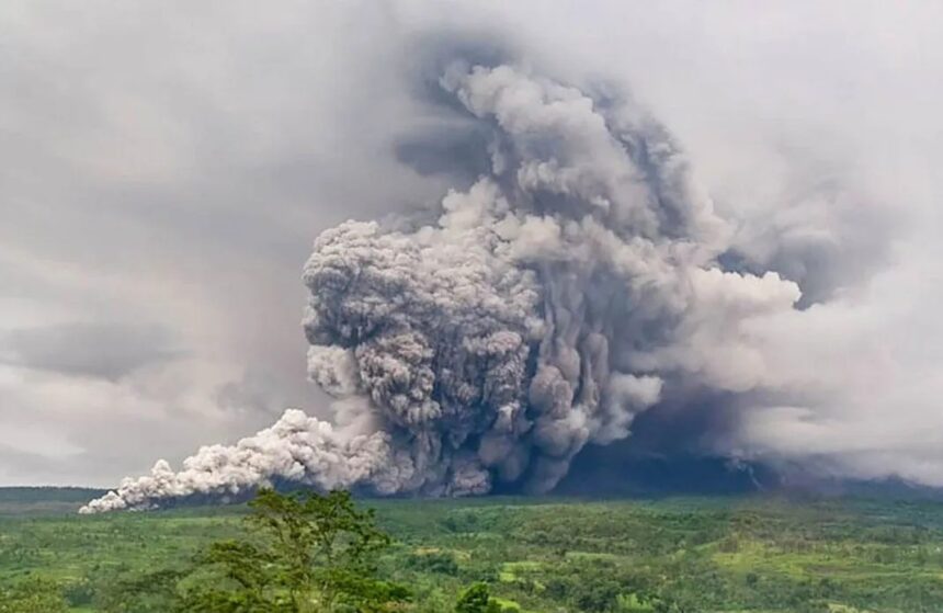 Erupsi Gunung Semeru Rabu 19 November 2025/ Foto: capture ANTARA