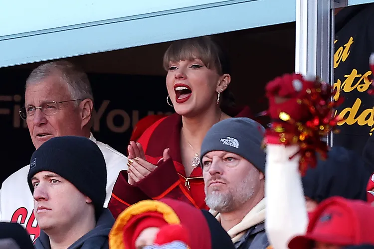 Taylor Swift bersorak saat tim Travis Kelce memenangkan pertandingan/ Foto: capture People