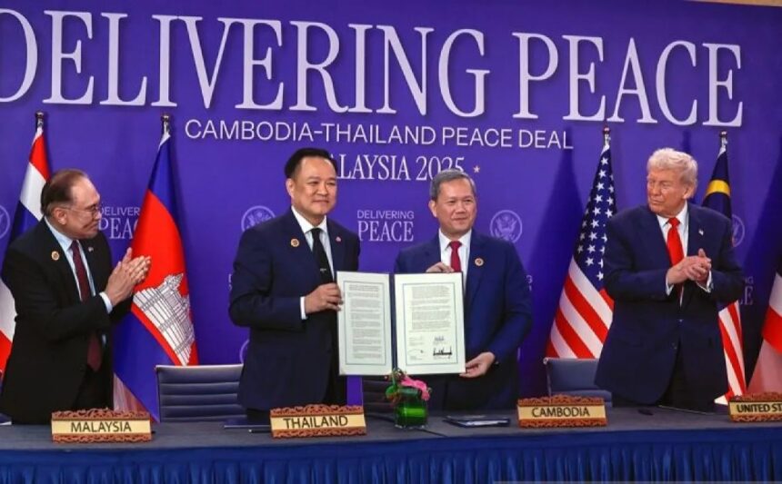 Perdana Menteri Malaysia Anwar Ibrahim (kiri) dan Presiden Amerika Serikat Donald Trump (kanan) menyaksikan penandatanganan kesepakatan perdamaian Kamboja–Thailand antara Perdana Menteri Kamboja Hun Manet (dua kanan) dan Perdana Menteri Thailand Anutin Charnvirakul (dua kiri), bertepatan dengan KTT ASEAN ke-47 di Kuala Lumpur, Malaysia/ Foto: capture ANTARA