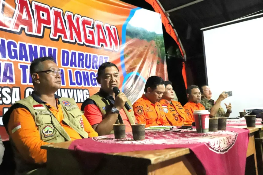Deputi Bidang Penanganan Darurat BNPB, Mayjen TNI Budi Irawan (tengah) memimpin rapat koordinasi penanganan darurat bencana tanah longsor di Pos Lapangan Desa Cibeunying, Kecamatan Majenang, Kabupaten Cilacap, Jawa Tengah/ Foto: courtesy BNPB