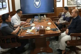 Sekretaris Kabinet, Teddy Indra Wijaya (kiri) bertemu Menteri Investasi dan Hilirisasi sekaligus Kepala BPI Danantara, Rosan Roeslani (kanan), Menteri Perumahan dan Kawasan Permukiman Maruarar Sirait (dua kanan), serta Kepala BP BUMN, Dony Oskaria, di Kantor Sekretariat Kabinet/ Foto: IG