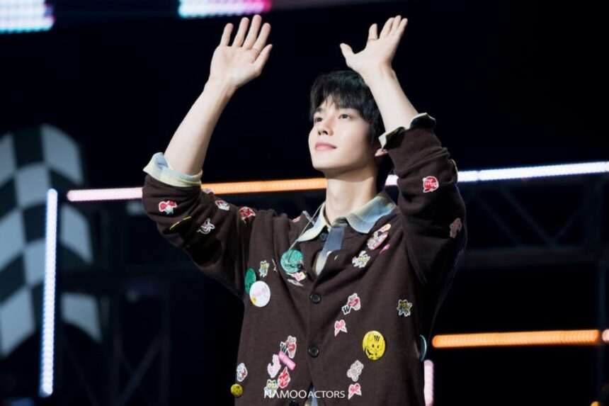 Song Kang melambaikan tangan ke penggemar/ Foto: capture Allkpop