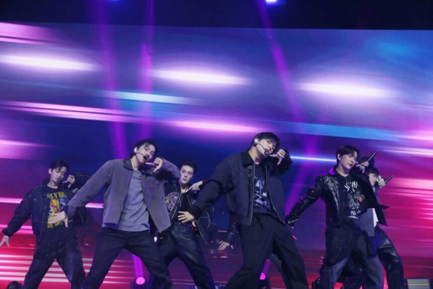 Penampilan WHIB saat konser penutup/ Foto: capture allkpop