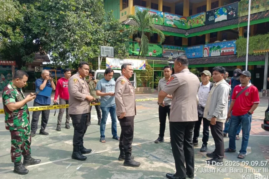 Polisi sedang melakukan olah TKP di SDN Kalibaru 01 Cilincing, Jakarta Utara/ Foto: capture ANTARA