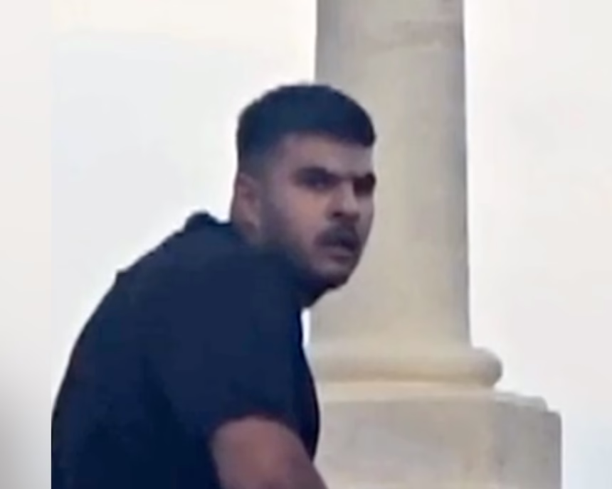 Naveed Akram yang tertangkap kamera/ Foto: capture The Guardian