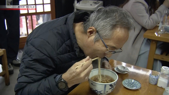 Pembeli menikmati Mi Soba di Jepang/ Foto: NHK