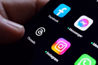 Tampilan facebook di ponsel/Foto: The Guardian