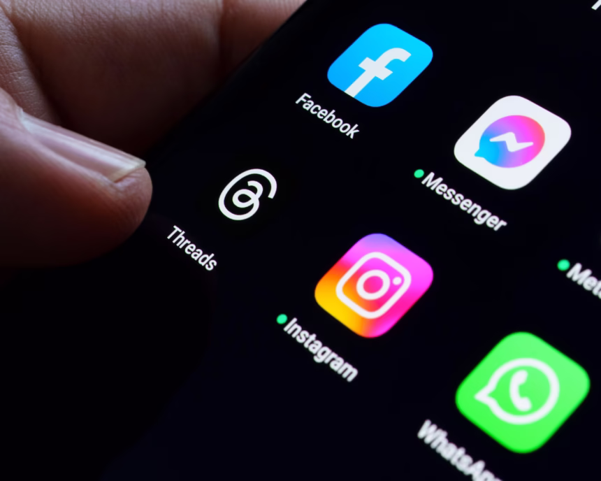 Tampilan facebook di ponsel/Foto: The Guardian