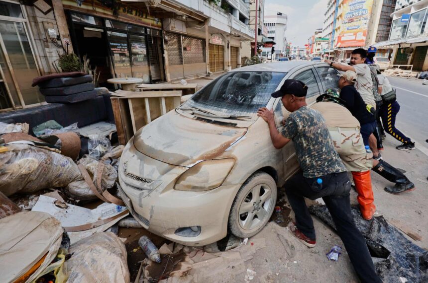 Warga Thailand melakukan pembersihan dampak banjir/ Foto: The Guardian