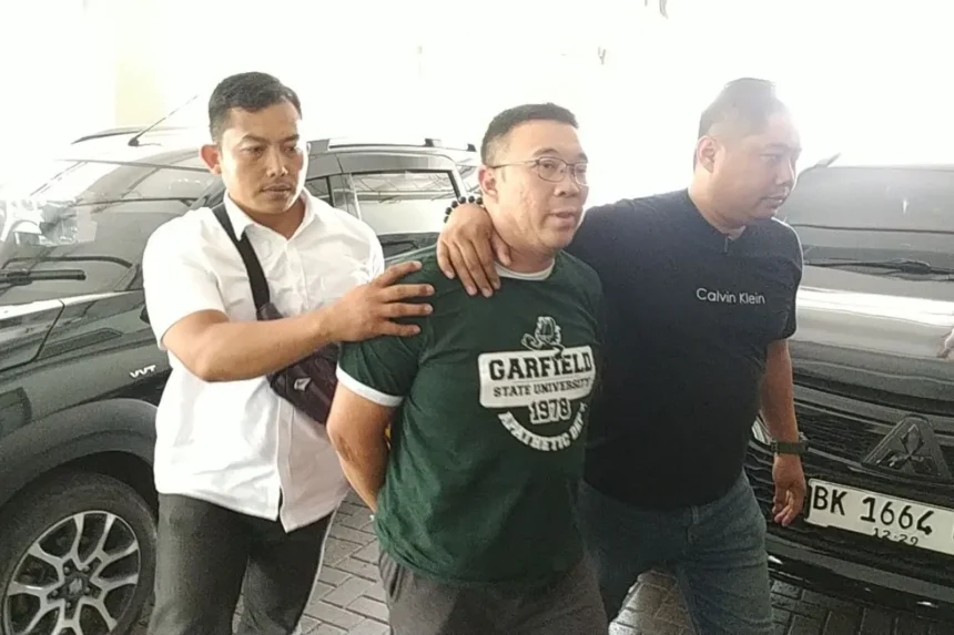 Polisi menggelandang tersangka berinisial SAK di Ditreskrimum Polda Jatim atas kasus dugaan pengusiran dan kekerasan terhadap perempuan lanjut usia Elina Widjajanti/ Foto: Capture ANTARA