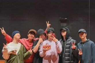 V BTS saat merayakan ultah dengan cara sederhana/ Foto: Korean Times