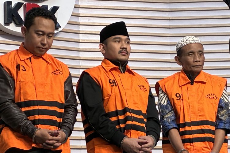 Bupati Bekasi Ade Kuswara Kunang (tengah), ayahnya HM Kunang (kanan), dan Sarjan (kiri) menjadi tersangka KPK / Foto: courtesy Kompas