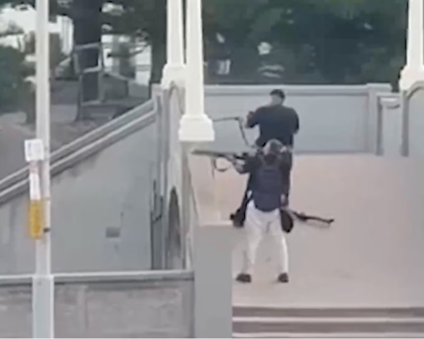 Aksi penembakan yang tertangkap kamera di Bondi, Australia/Foto: The Guardian