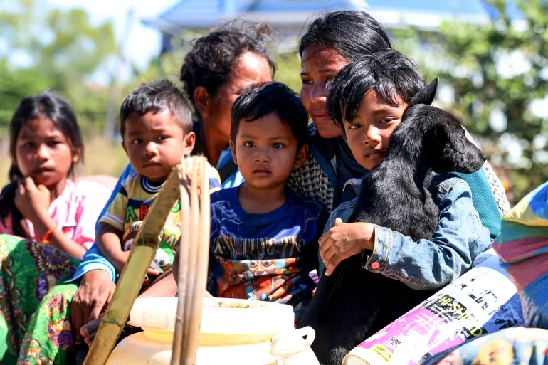 Warga Kamboja dievakuasi setelah serangan udara Thailand di provinsi Siem Reap / Foto: capture Al Jazeera