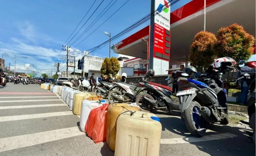 Ratusan jeriken milik masyarakat terpajang di depan SPBU 14.236.100 di ruas Jalan Manekroo Meulaboh, Kabupaten Aceh Barat. / Foto: courtesy ANTARA