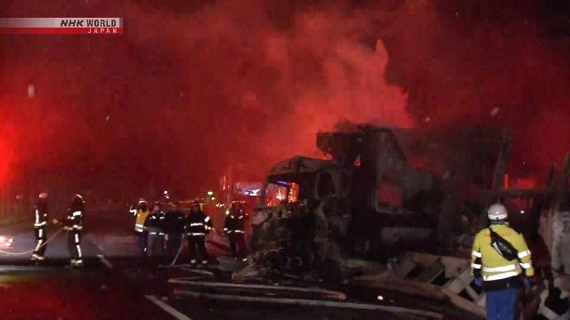Kecelakaan beruntun di jalan tol Jepang/ Foto: NHK