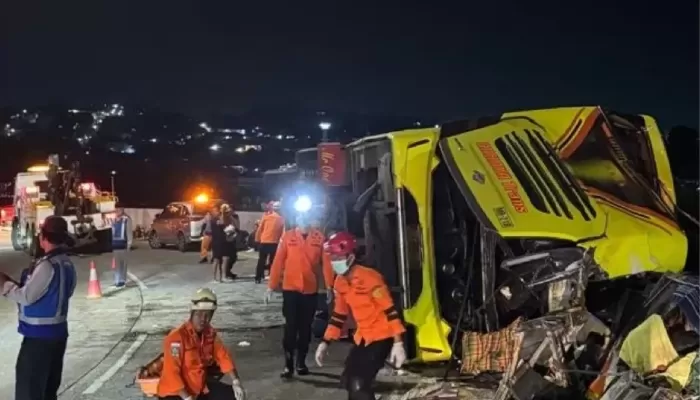 Tim SAR melakukan proses evakuasi korban kecelakaan bus Cahaya Trans di Exit Tol Krapyak Semarang/ Foto: capture Radar Semarang