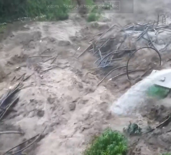 Tangkapan layar banjir bandang menerjang wisata Guci, Kab Tegal, Jawa Tengah/ Foto: X