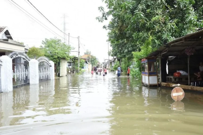 Luapan banjir yang menggenangi perumahan warga di Pasuruan/ Foto: capture ANTARA