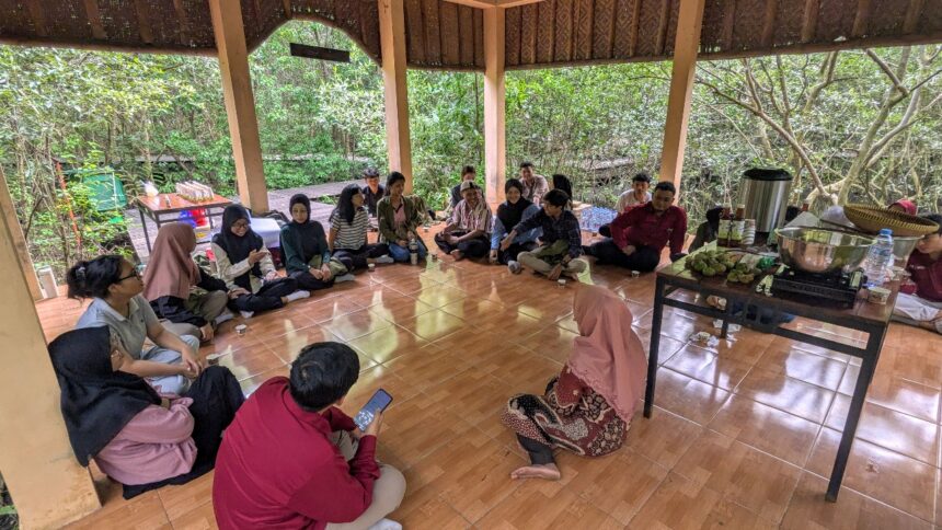 Mahasiswa UPN Veteran Jatim saat praktikum lapangan di Kebun Raya Mangrove Surabaya/dok.istimewa