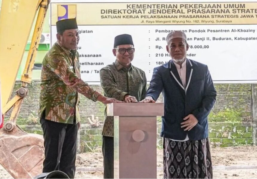 Menteri Koordinator Bidang Pemberdayaan Masyarakat Abdul Muhaimin Iskandar (tengah) menghadiri peletakan batu pertama rekonstruksi Pesantren Al Khoziny, Buduran, Sidoarjo / Foto: capture ANTARA