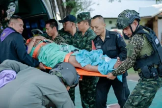 Seorang tentara Thailand di evaluasi sesaat konflik senjata Thailand dan Kamboja/foto: Al Jazeera