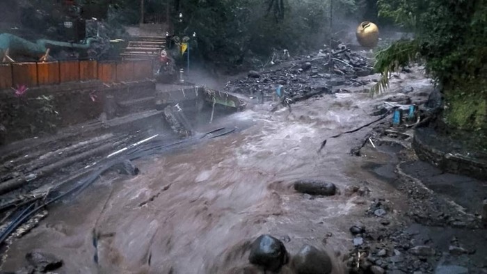 Suasana saat banjir terjang wisata air panas Guci, Tegal/ Foto: BPBD Jateng
