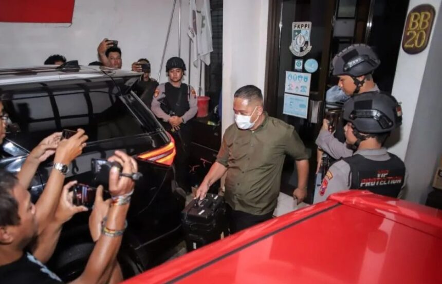 Petugas Komisi Pemberantasan Korupsi (KPK) berjalan dengan membawa koper usai melakukan penggeledahan di Kantor PT Widya Satria, Jambangan, Surabaya, Jawa Timur/ Foto: Courtesy ANTARA