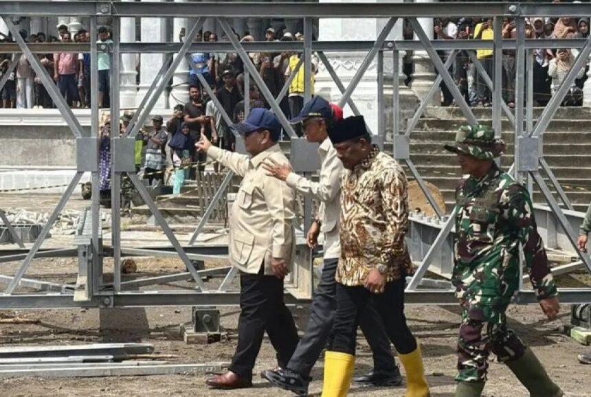 Presiden Prabowo saat cek jembatan bailey/ Foto: courtesy ANTARA