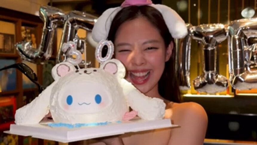 Jennie BLACKPINK dengan lilin ultahnya/ Foto: GMA