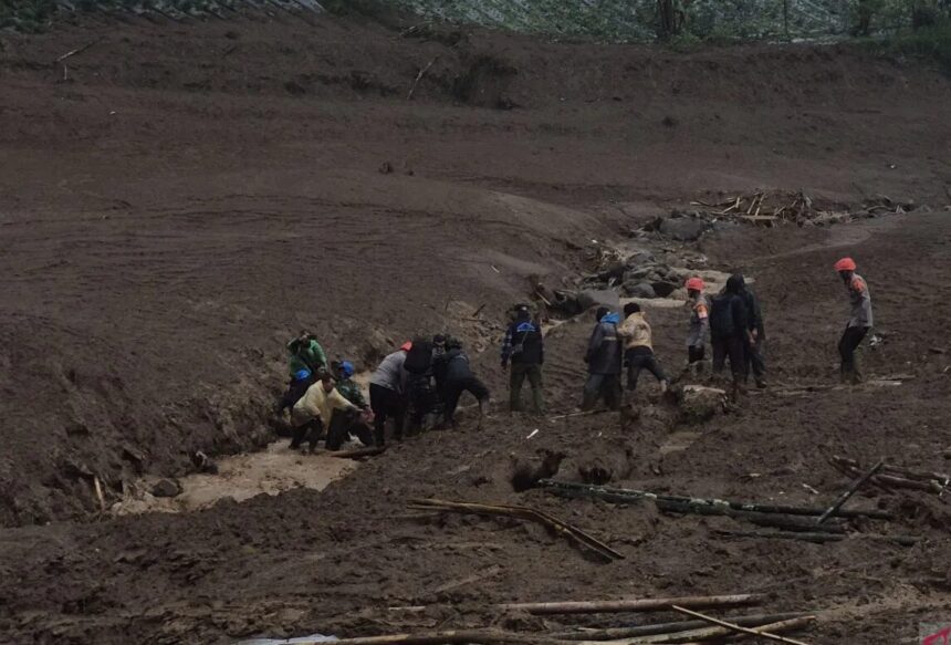 Proses evakuasi korban longsor di Kampung Pasirkuning hingga, Desa Pasirlangu, Cisarua, Kabupaten Bandung Barat/ Foto: capture ANTARA