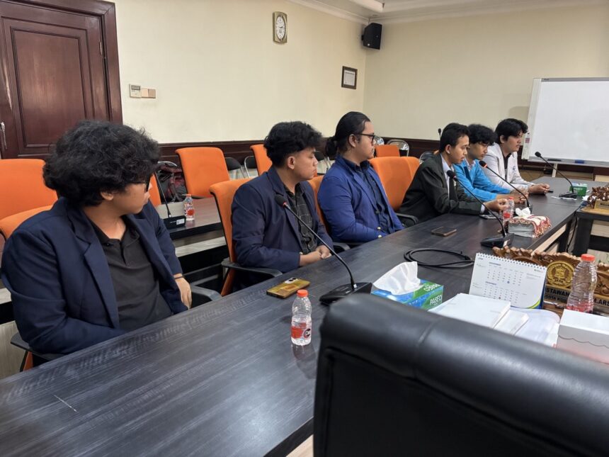 Mahasiswa pemuda tangguh dengar pendapat di Komisi D DPRD Kota Surabaya/ Foto: aktual