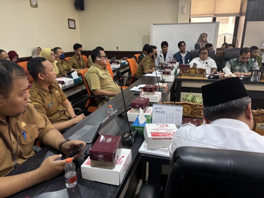 Suasana dengar pendapat di Komisi D DPRD Kota Surabaya/ Foto: aktual
