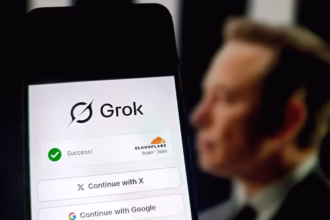 Platform AI Grok dengan latar belakang Elon Musk/ Foto: capture The Guardian