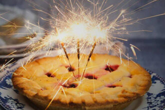 Merayakan pesta dengan kue pai/ Foto: national today