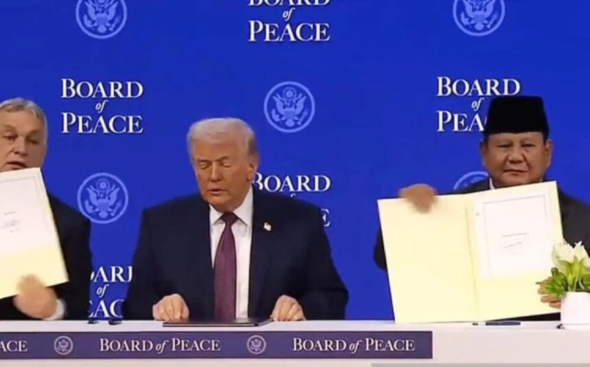 Presiden Prabowo tanda tangan menandatangani piagam Dewan Perdamaian (Board of Peace) di samping Presiden Amerika Serikat (AS) Donald Trump/ Foto: ANTARA