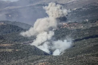 Asap mengepul setelah serangan Israel di desa al-Katrani di Lebanon selatan / Foto : capture Al Jazeera