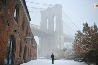 Seseorang berjalan di salju dekat Jembatan Brooklyn di Kota New York / Foto: Al Jazeera