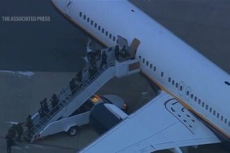 Petugas Federal akan membawa Manduro sesampai mendarat di AS/ Foto: capture APNews