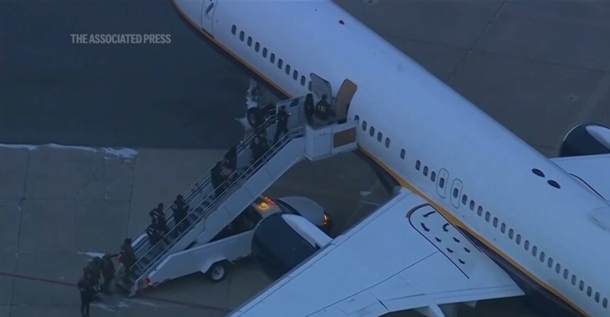 Petugas Federal akan membawa Manduro sesampai mendarat di AS/ Foto: capture APNews