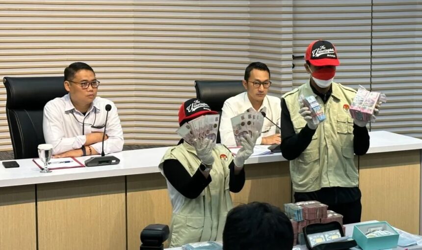 KPK menunjukkan alat bukti korupsi pelayanan pajak Jakarta Utara/ Foto: courtesy ANTARA