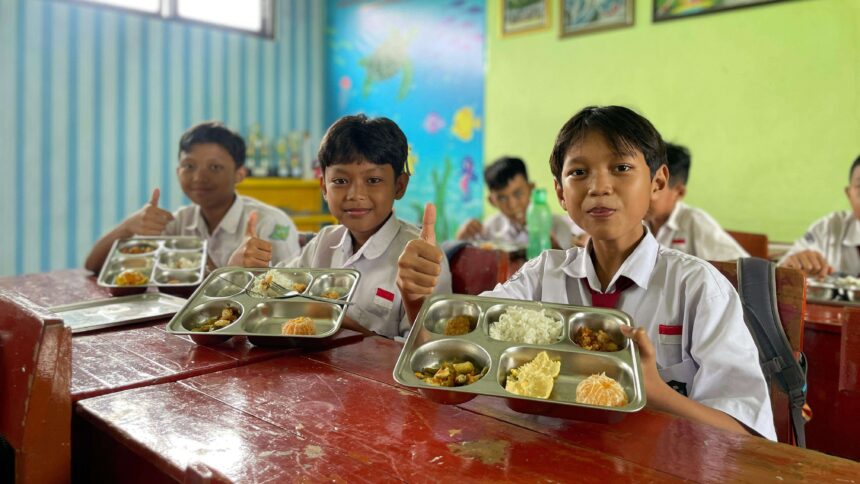 Siswa menerima Makan Bergizi Gratis / Foto: courtesy RRI