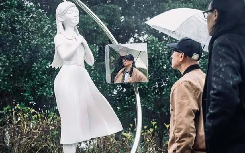 DJ Koo menghadap patung patung Barbie Hsu/ Foto: Allkpop