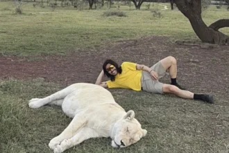 Noh Hong Chul foto bersama singa/ Foto: allkpop