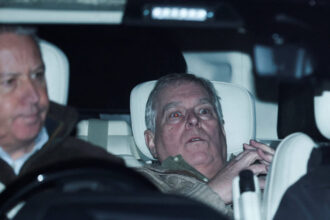 Andrew Mountbatten-Windsor meninggalkan kantor polisi Aylsham pada hari itangkap karena diduga melakukan pelanggaran dalam jabatan publik/ Foto: the guardian