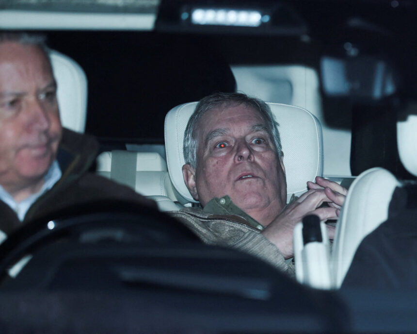 Andrew Mountbatten-Windsor meninggalkan kantor polisi Aylsham pada hari itangkap karena diduga melakukan pelanggaran dalam jabatan publik/ Foto: the guardian
