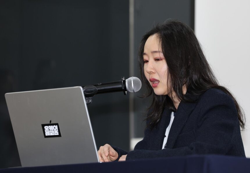 Min Hee-jin saat jumpa pers/ Foto: korean times